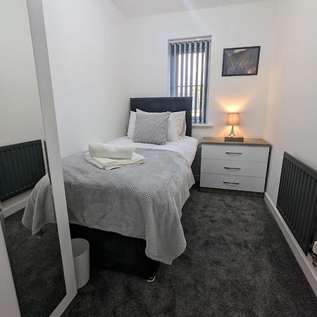 Clariturf - 4 Bedroom Semi - Private Parking Near Turf Moor, Town Centre, Transport And Motorway Links Next To Canal, 3 Parks And Lake - Sky And Netflix Burnley Bagian luar foto