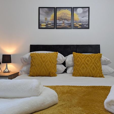 Clariturf - 4 Bedroom Semi - Private Parking Near Turf Moor, Town Centre, Transport And Motorway Links Next To Canal, 3 Parks And Lake - Sky And Netflix Burnley Bagian luar foto