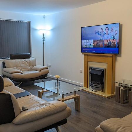 Clariturf - 4 Bedroom Semi - Private Parking Near Turf Moor, Town Centre, Transport And Motorway Links Next To Canal, 3 Parks And Lake - Sky And Netflix Burnley Bagian luar foto