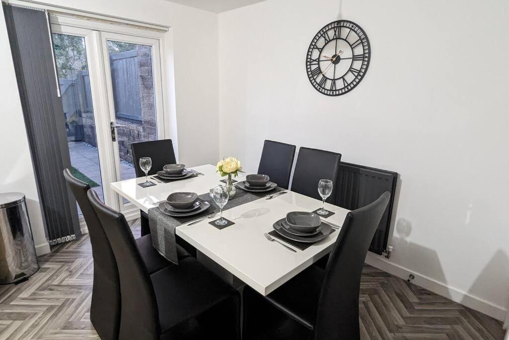 Clariturf - 4 Bedroom Semi - Private Parking Near Turf Moor, Town Centre, Transport And Motorway Links Next To Canal, 3 Parks And Lake - Sky And Netflix Burnley Bagian luar foto