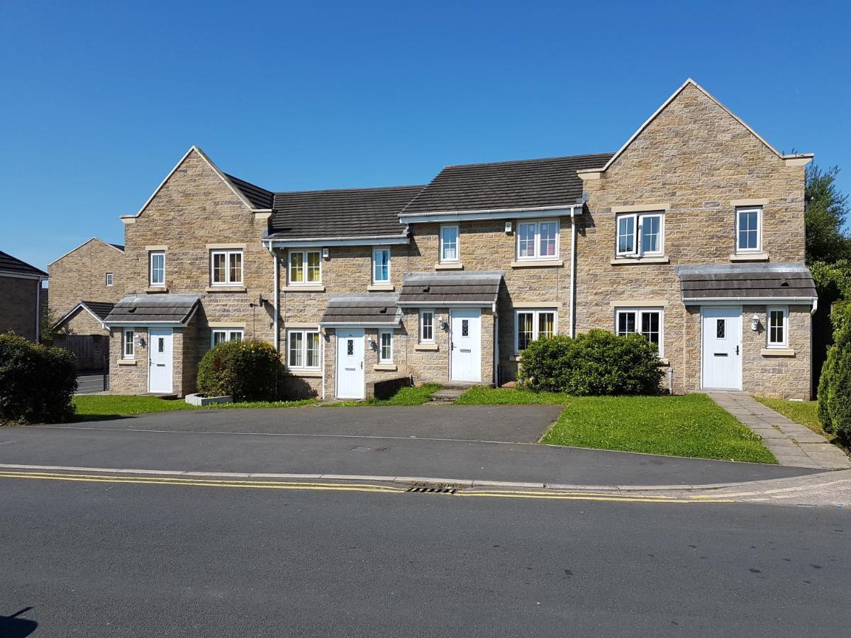 Clariturf - 4 Bedroom Semi - Private Parking Near Turf Moor, Town Centre, Transport And Motorway Links Next To Canal, 3 Parks And Lake - Sky And Netflix Burnley Bagian luar foto