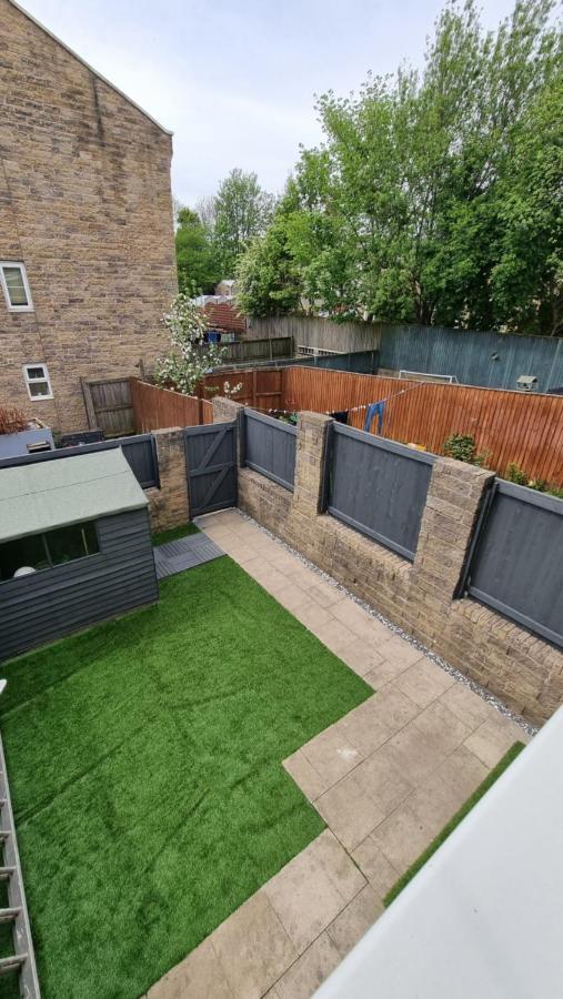 Clariturf - 4 Bedroom Semi - Private Parking Near Turf Moor, Town Centre, Transport And Motorway Links Next To Canal, 3 Parks And Lake - Sky And Netflix Burnley Bagian luar foto