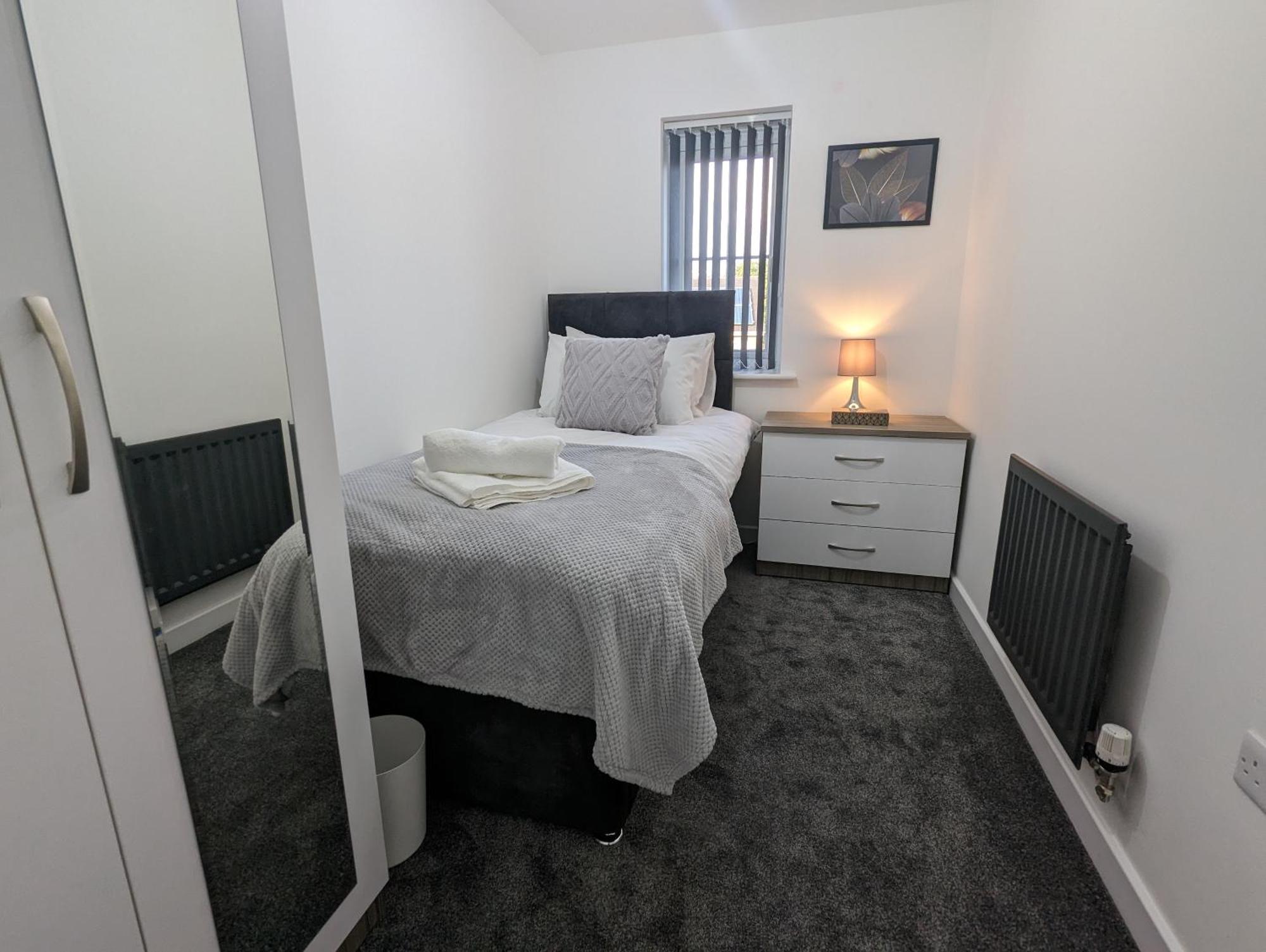 Clariturf - 4 Bedroom Semi - Private Parking Near Turf Moor, Town Centre, Transport And Motorway Links Next To Canal, 3 Parks And Lake - Sky And Netflix Burnley Bagian luar foto