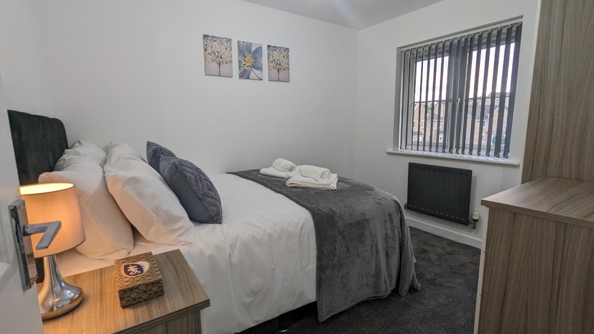 Clariturf - 4 Bedroom Semi - Private Parking Near Turf Moor, Town Centre, Transport And Motorway Links Next To Canal, 3 Parks And Lake - Sky And Netflix Burnley Bagian luar foto