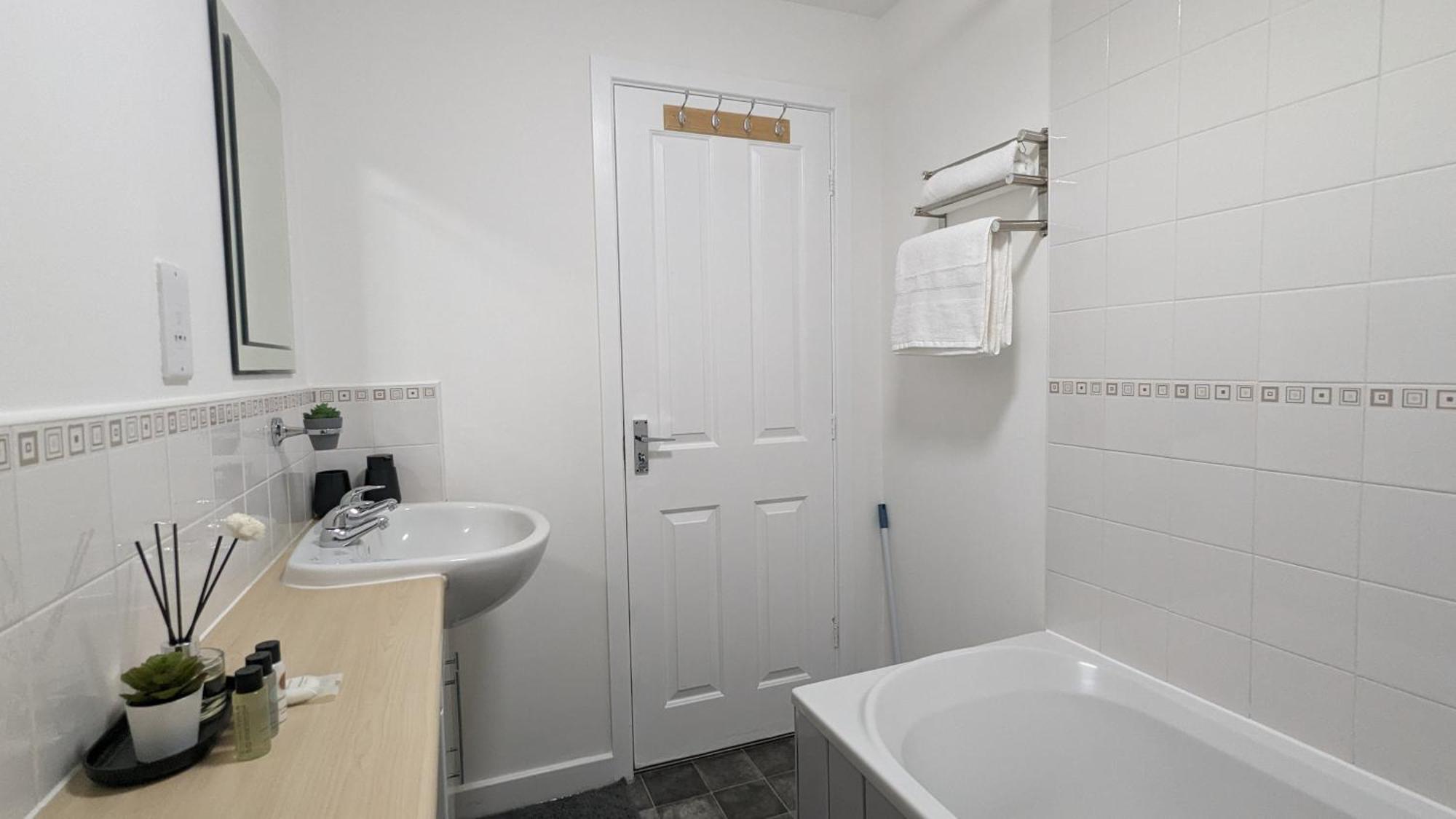 Clariturf - 4 Bedroom Semi - Private Parking Near Turf Moor, Town Centre, Transport And Motorway Links Next To Canal, 3 Parks And Lake - Sky And Netflix Burnley Bagian luar foto