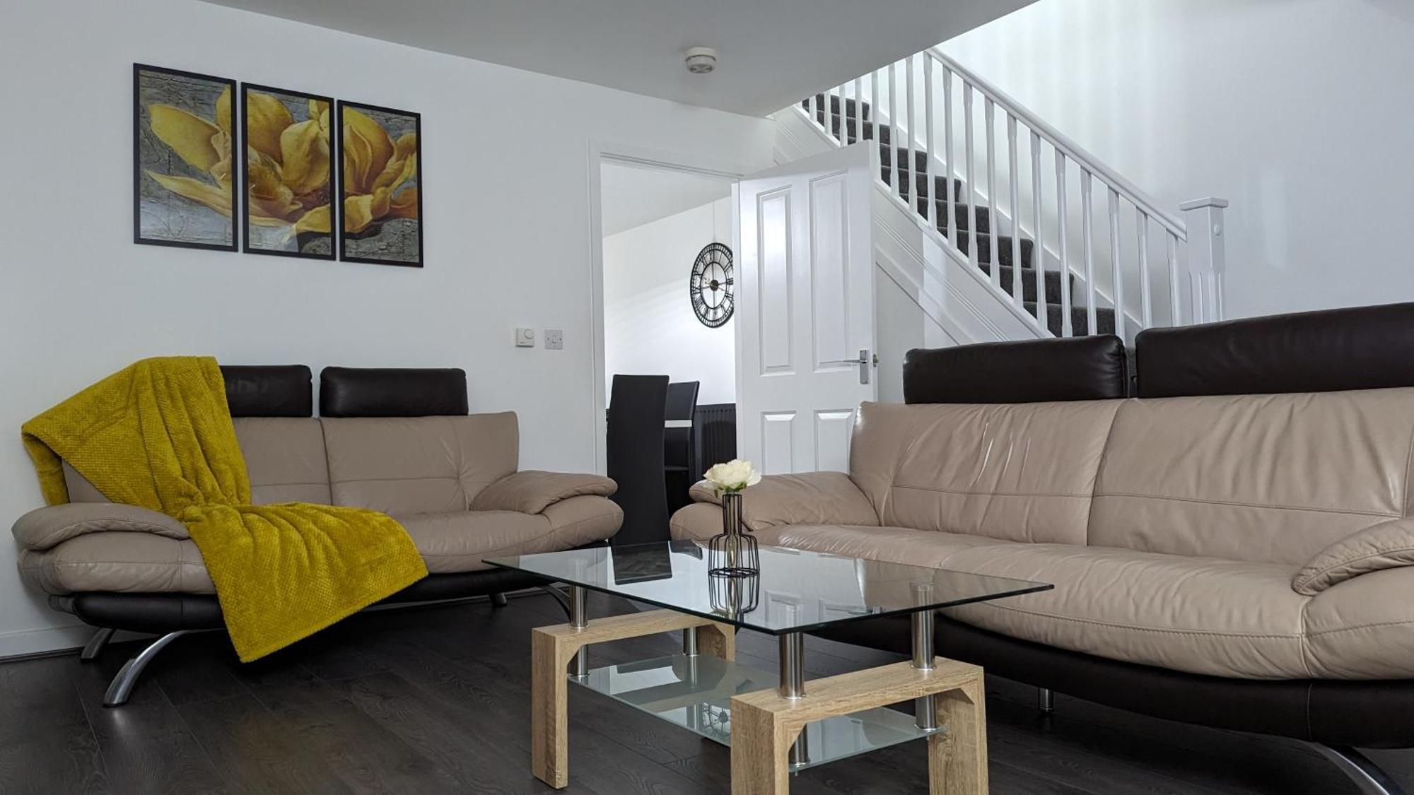 Clariturf - 4 Bedroom Semi - Private Parking Near Turf Moor, Town Centre, Transport And Motorway Links Next To Canal, 3 Parks And Lake - Sky And Netflix Burnley Bagian luar foto