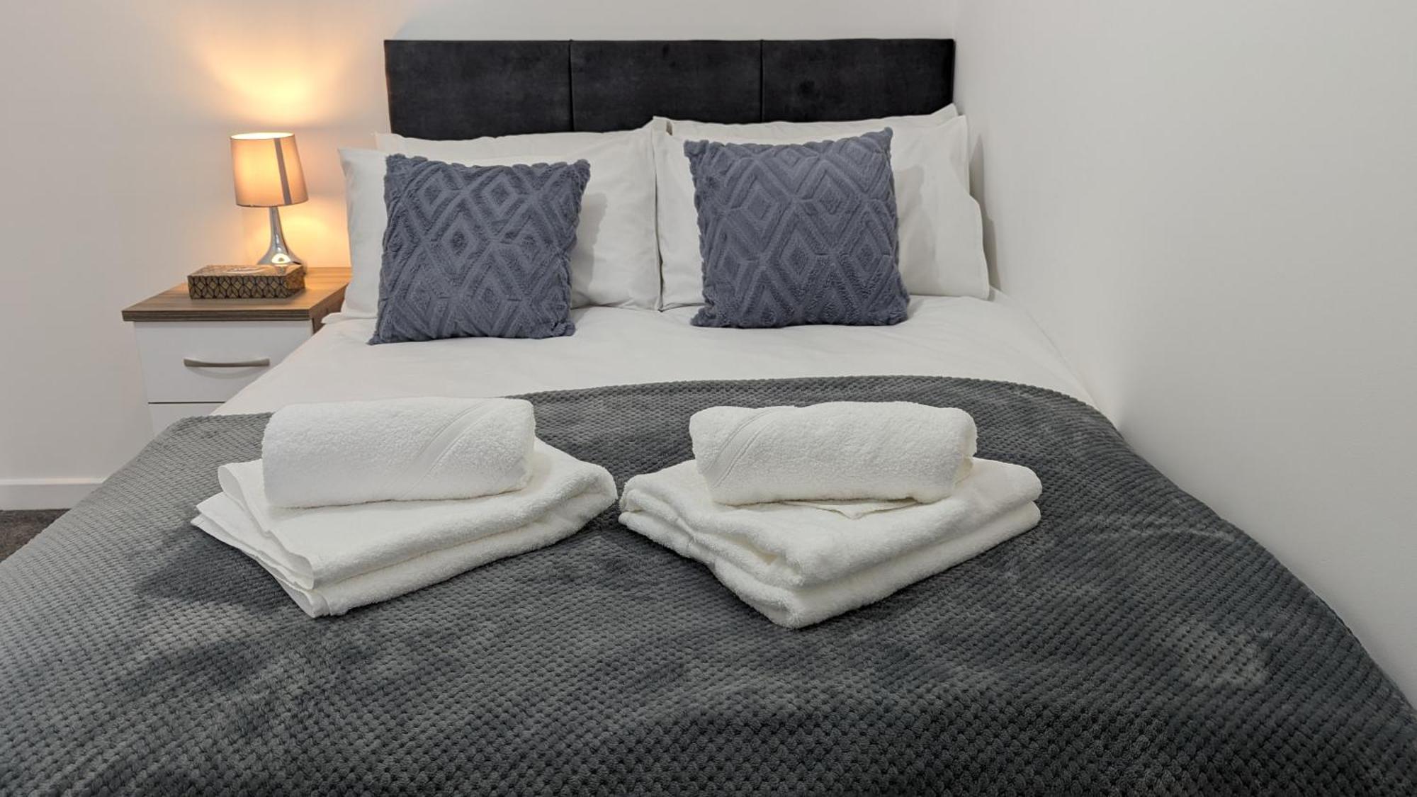 Clariturf - 4 Bedroom Semi - Private Parking Near Turf Moor, Town Centre, Transport And Motorway Links Next To Canal, 3 Parks And Lake - Sky And Netflix Burnley Bagian luar foto