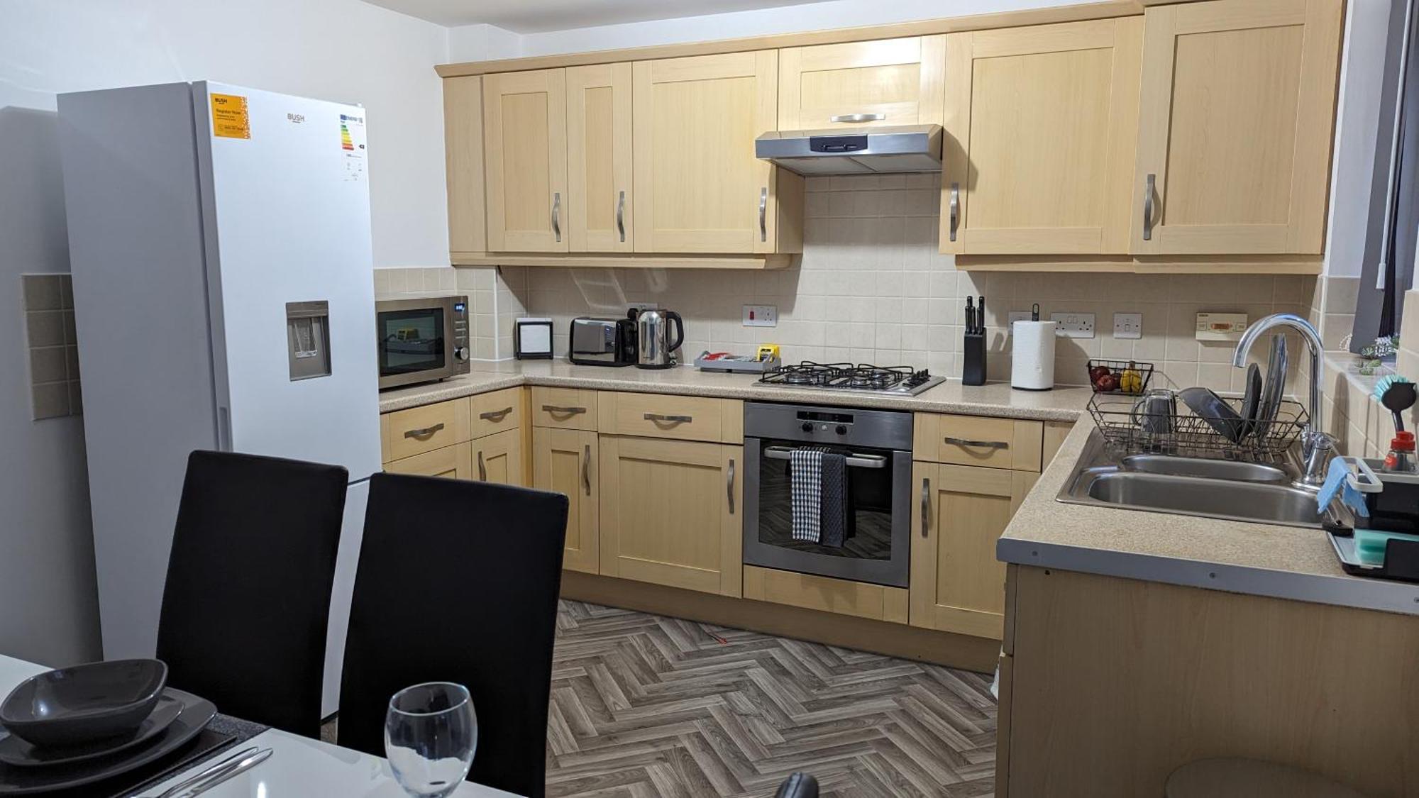 Clariturf - 4 Bedroom Semi - Private Parking Near Turf Moor, Town Centre, Transport And Motorway Links Next To Canal, 3 Parks And Lake - Sky And Netflix Burnley Bagian luar foto