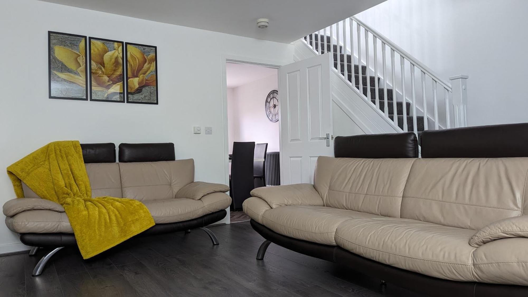 Clariturf - 4 Bedroom Semi - Private Parking Near Turf Moor, Town Centre, Transport And Motorway Links Next To Canal, 3 Parks And Lake - Sky And Netflix Burnley Bagian luar foto
