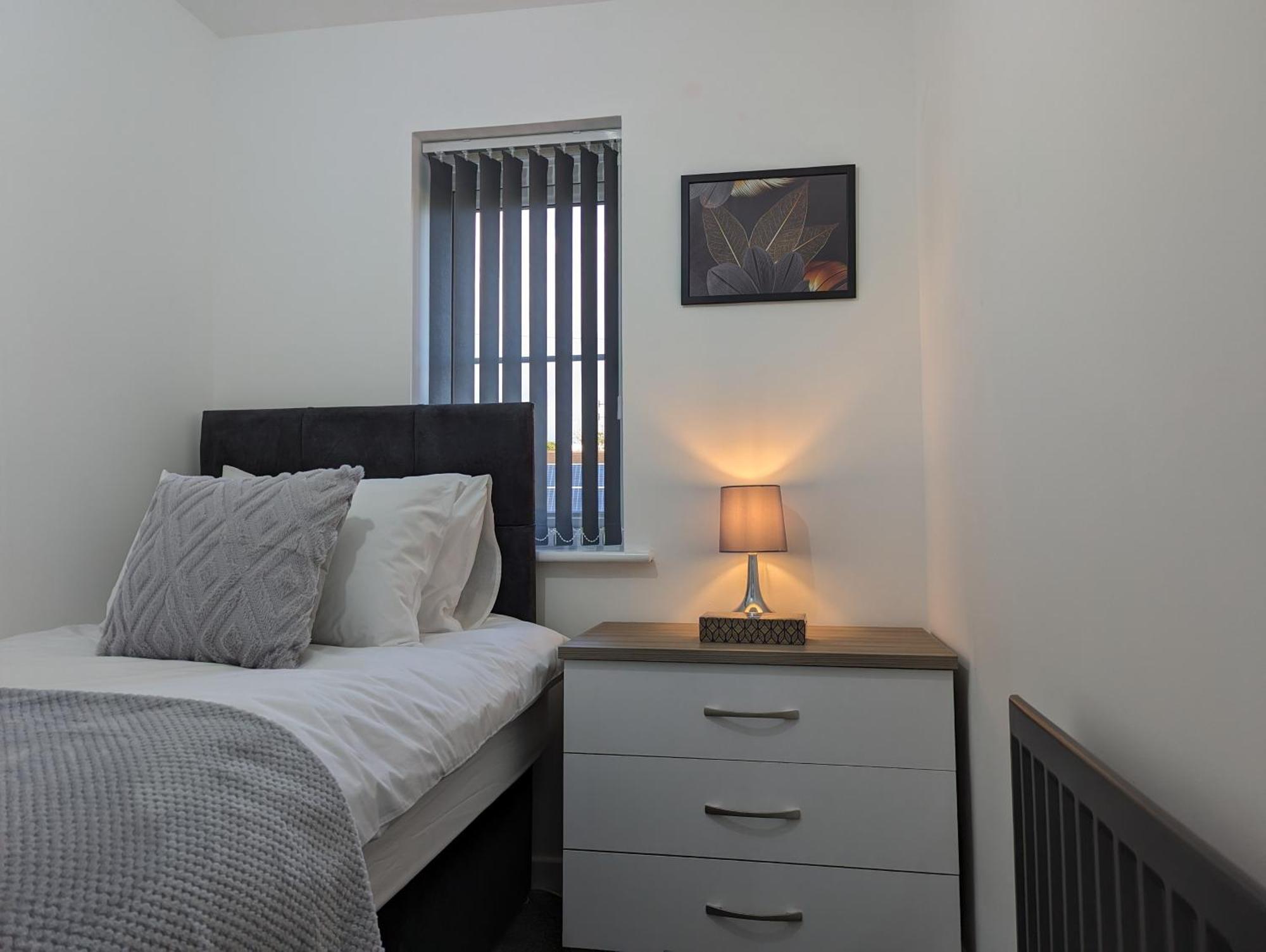 Clariturf - 4 Bedroom Semi - Private Parking Near Turf Moor, Town Centre, Transport And Motorway Links Next To Canal, 3 Parks And Lake - Sky And Netflix Burnley Bagian luar foto