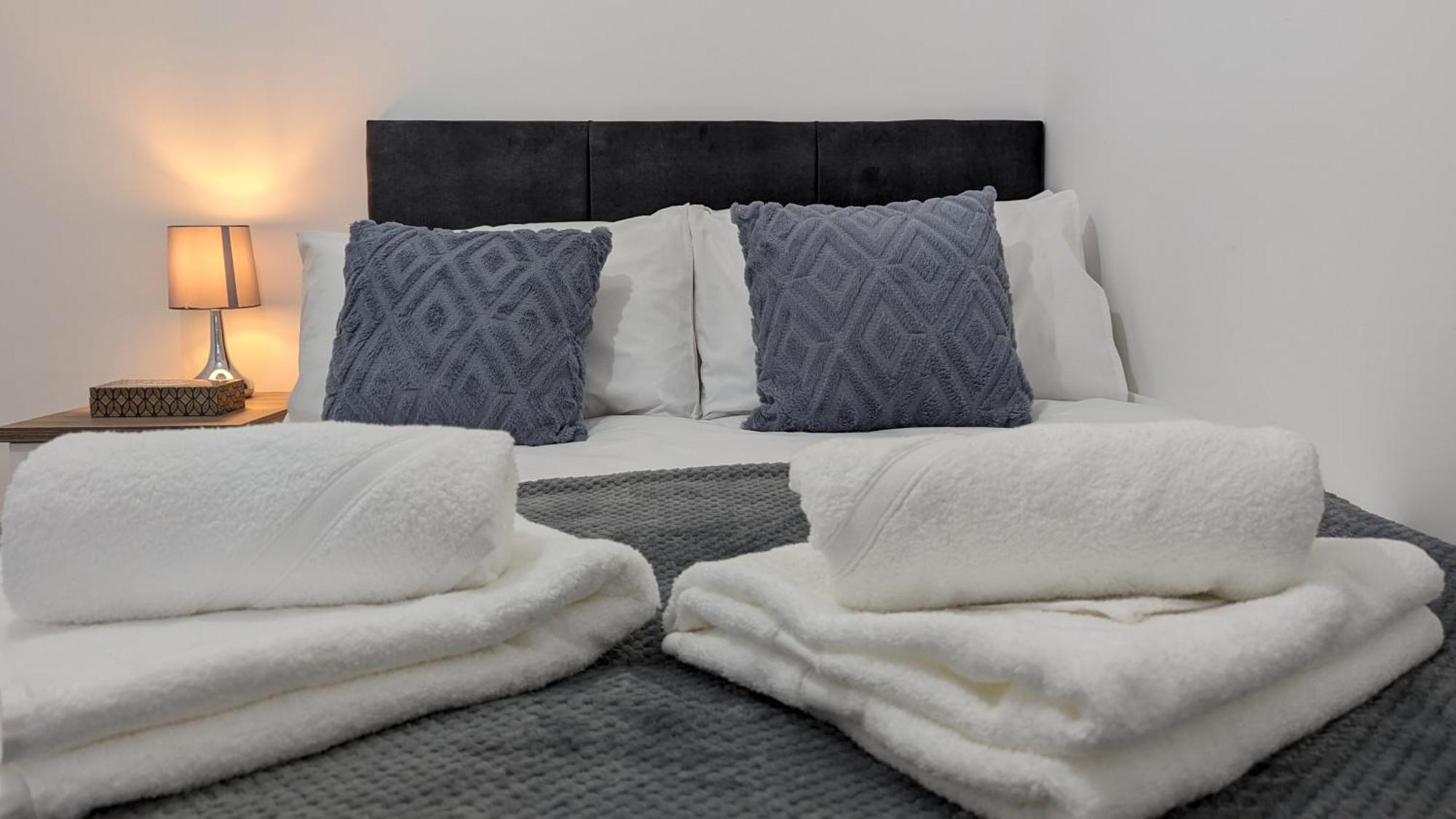 Clariturf - 4 Bedroom Semi - Private Parking Near Turf Moor, Town Centre, Transport And Motorway Links Next To Canal, 3 Parks And Lake - Sky And Netflix Burnley Bagian luar foto