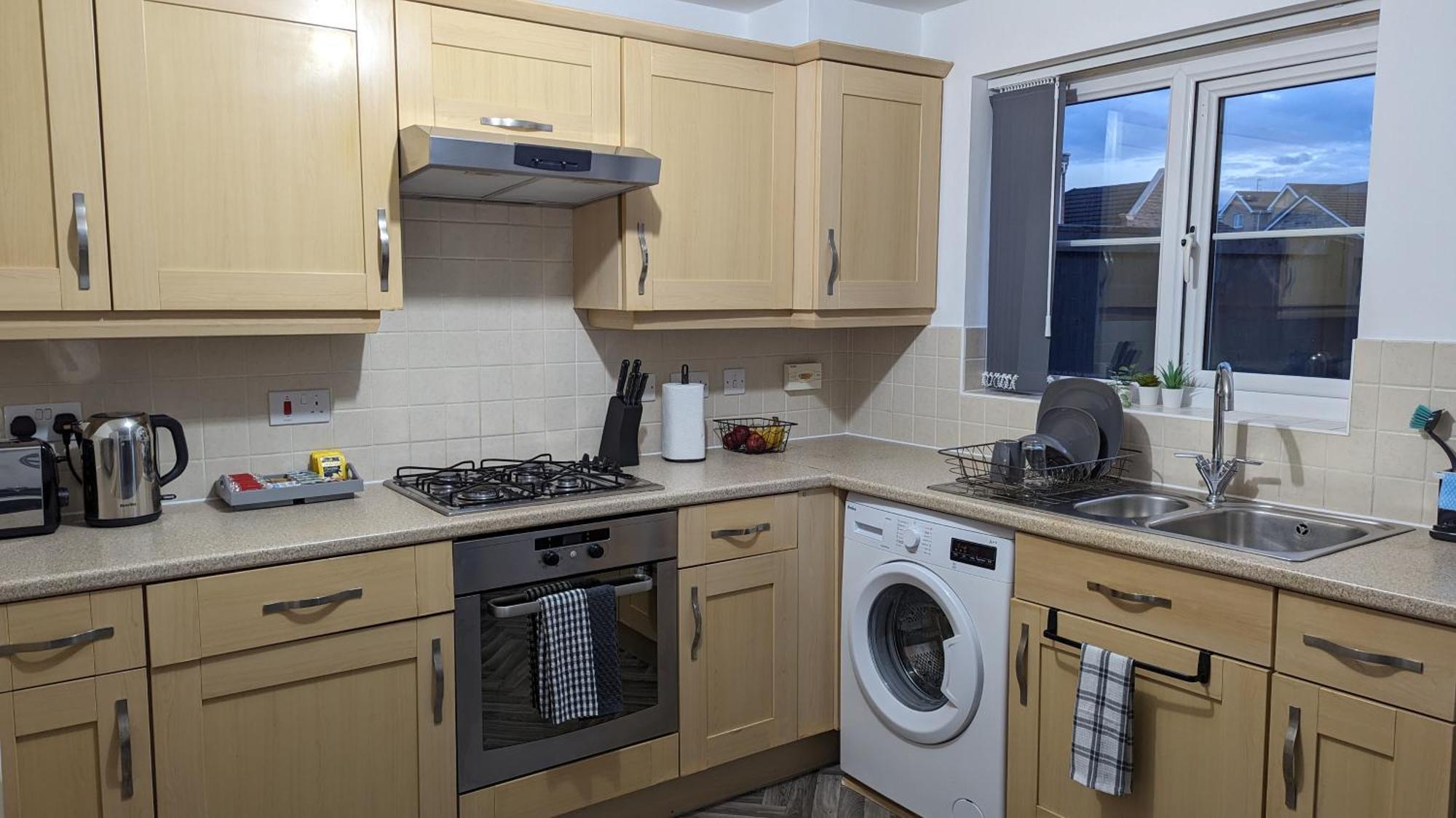 Clariturf - 4 Bedroom Semi - Private Parking Near Turf Moor, Town Centre, Transport And Motorway Links Next To Canal, 3 Parks And Lake - Sky And Netflix Burnley Bagian luar foto