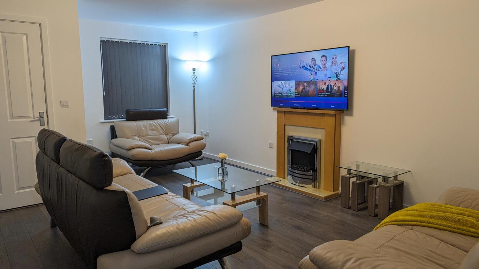 Clariturf - 4 Bedroom Semi - Private Parking Near Turf Moor, Town Centre, Transport And Motorway Links Next To Canal, 3 Parks And Lake - Sky And Netflix Burnley Bagian luar foto